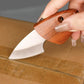 Halfgevormd klein mes in massief hout